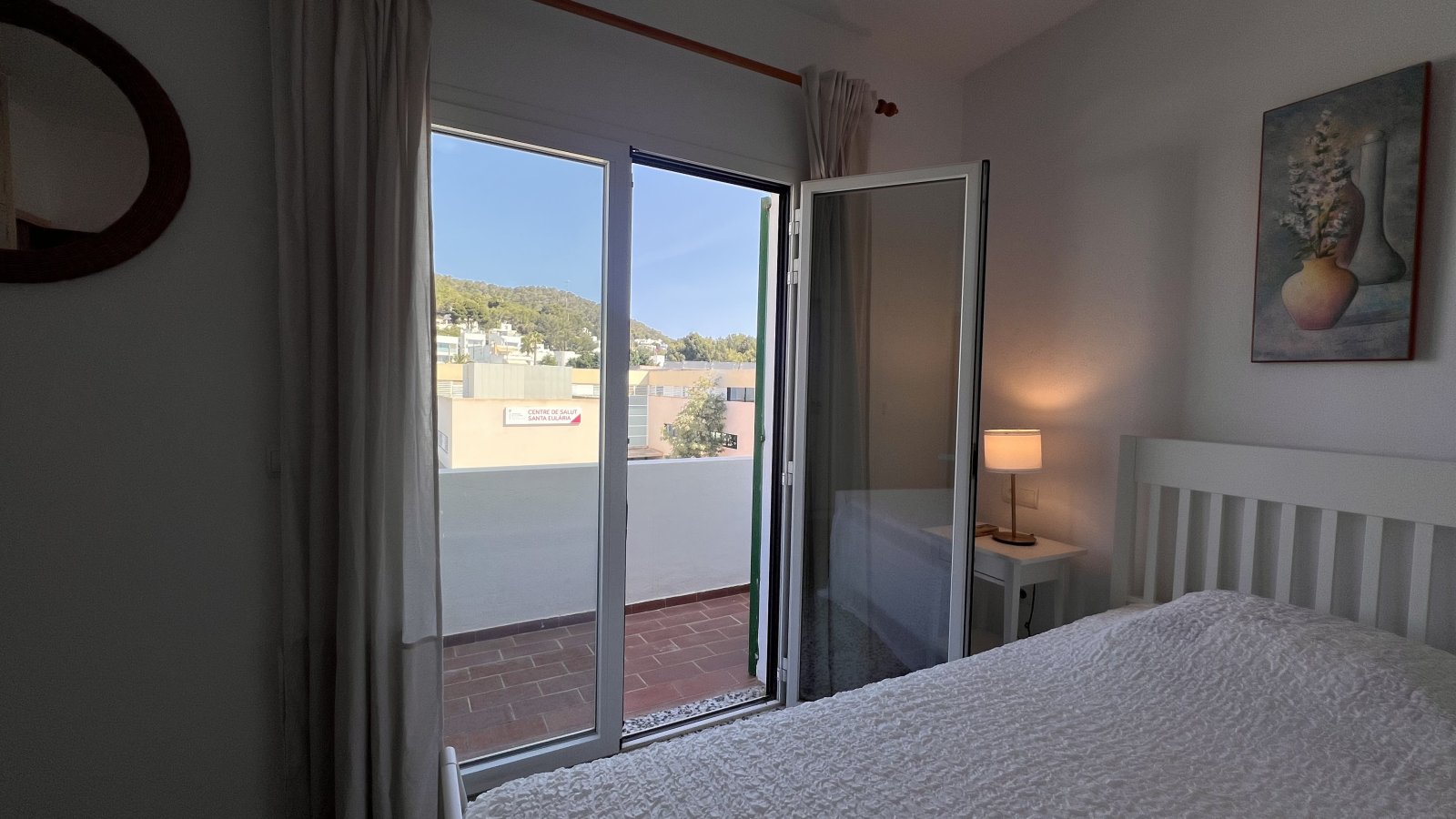 Alquiler de temporada: acogedor apartamento con terraza en el centro de Santa Eulalia del Río (Ibiza).