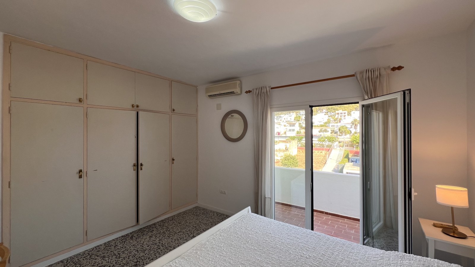 Alquiler de temporada: acogedor apartamento con terraza en el centro de Santa Eulalia del Río (Ibiza).