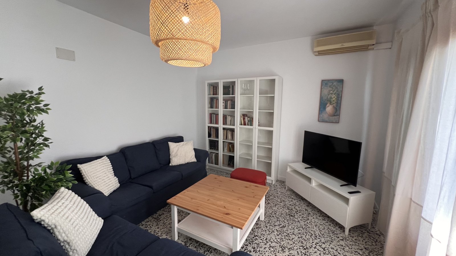 Alquiler de temporada: acogedor apartamento con terraza en el centro de Santa Eulalia del Río (Ibiza).