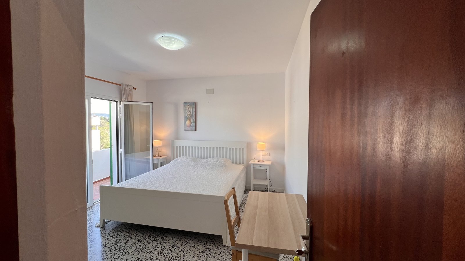 Alquiler de temporada: acogedor apartamento con terraza en el centro de Santa Eulalia del Río (Ibiza).