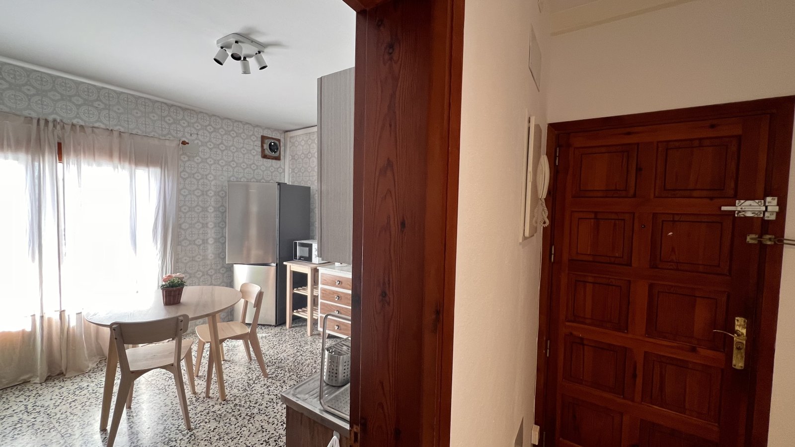 Alquiler de temporada: acogedor apartamento con terraza en el centro de Santa Eulalia del Río (Ibiza).