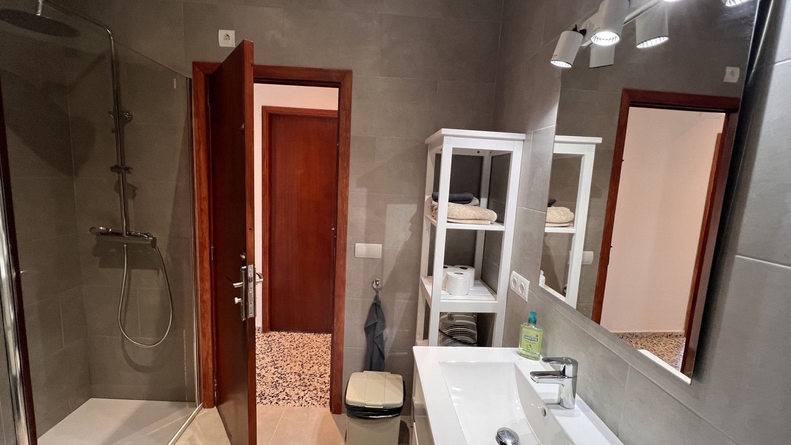 Alquiler de temporada: acogedor apartamento con terraza en el centro de Santa Eulalia del Río (Ibiza).