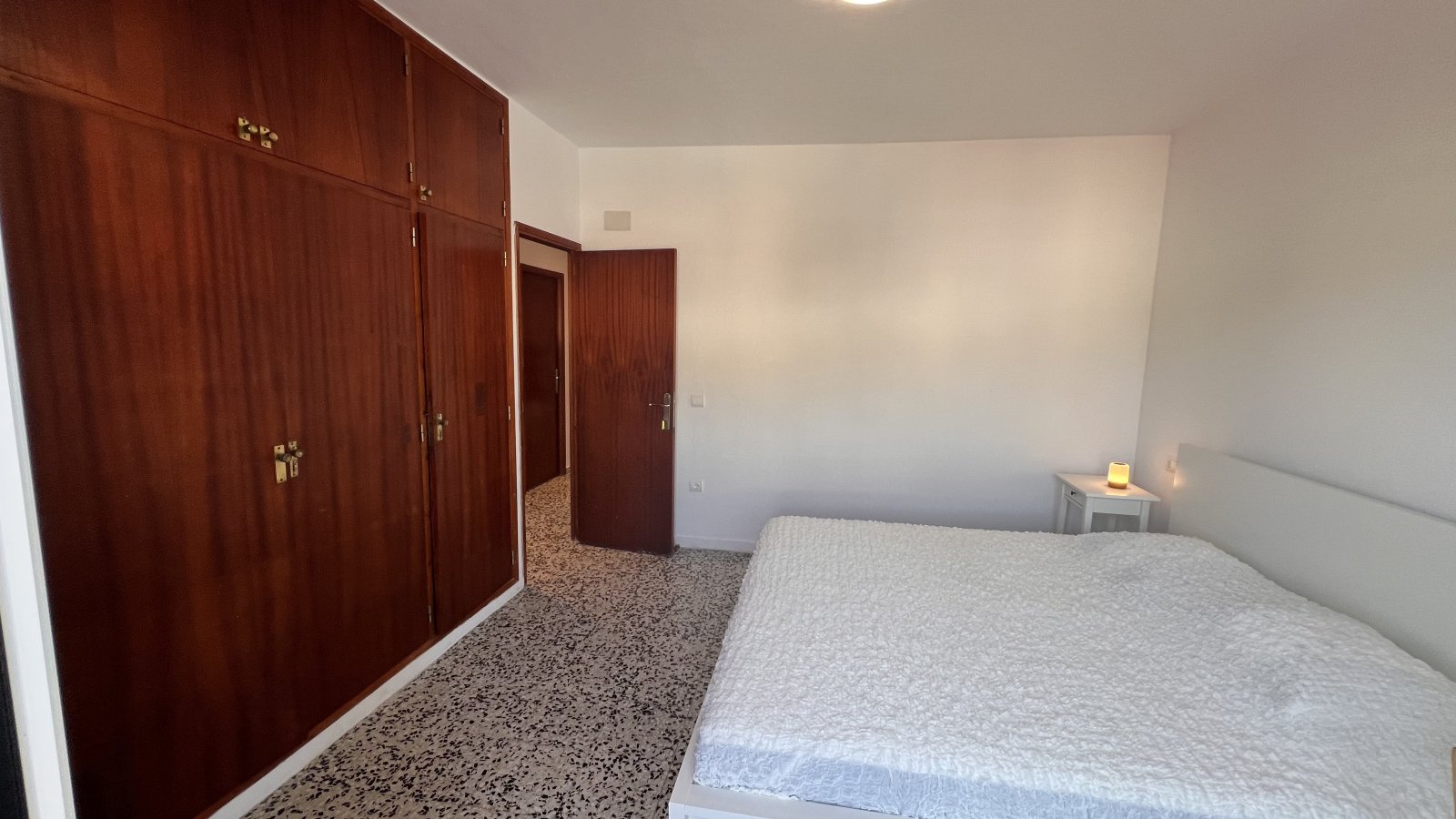 Alquiler de temporada: acogedor apartamento con terraza en el centro de Santa Eulalia del Río (Ibiza).