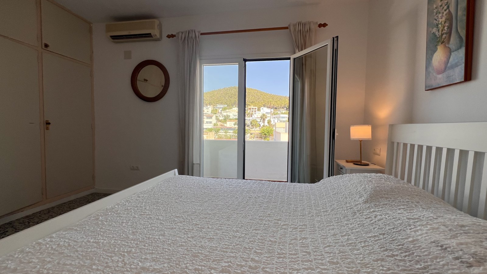 Alquiler de temporada: acogedor apartamento con terraza en el centro de Santa Eulalia del Río (Ibiza).