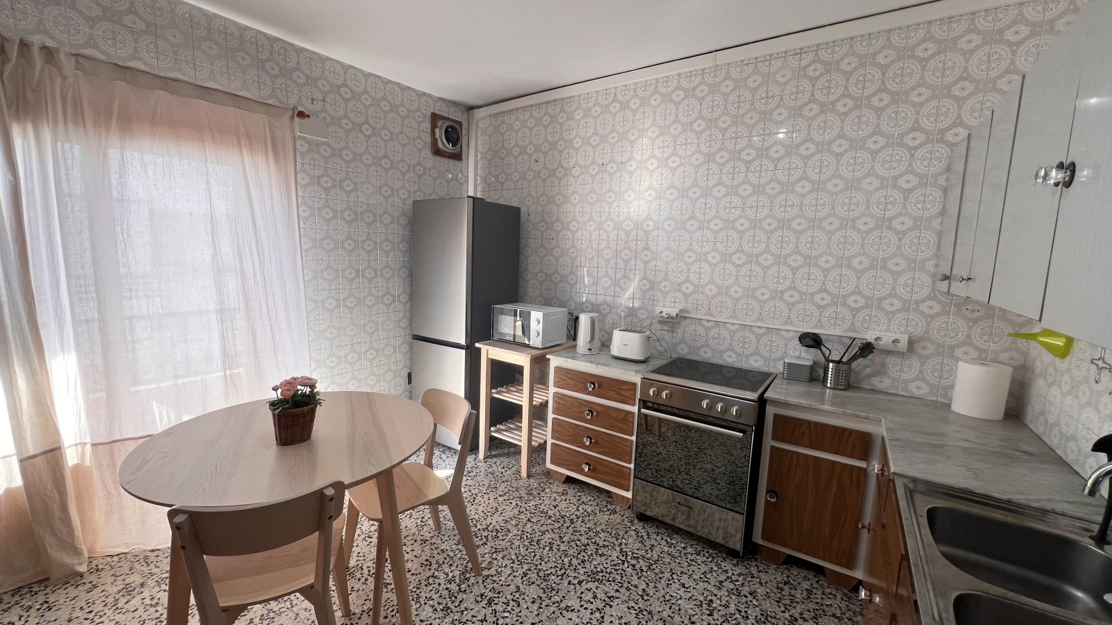 Alquiler de temporada: acogedor apartamento con terraza en el centro de Santa Eulalia del Río (Ibiza).