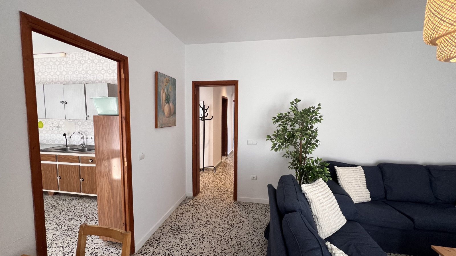 Alquiler de temporada: acogedor apartamento con terraza en el centro de Santa Eulalia del Río (Ibiza).