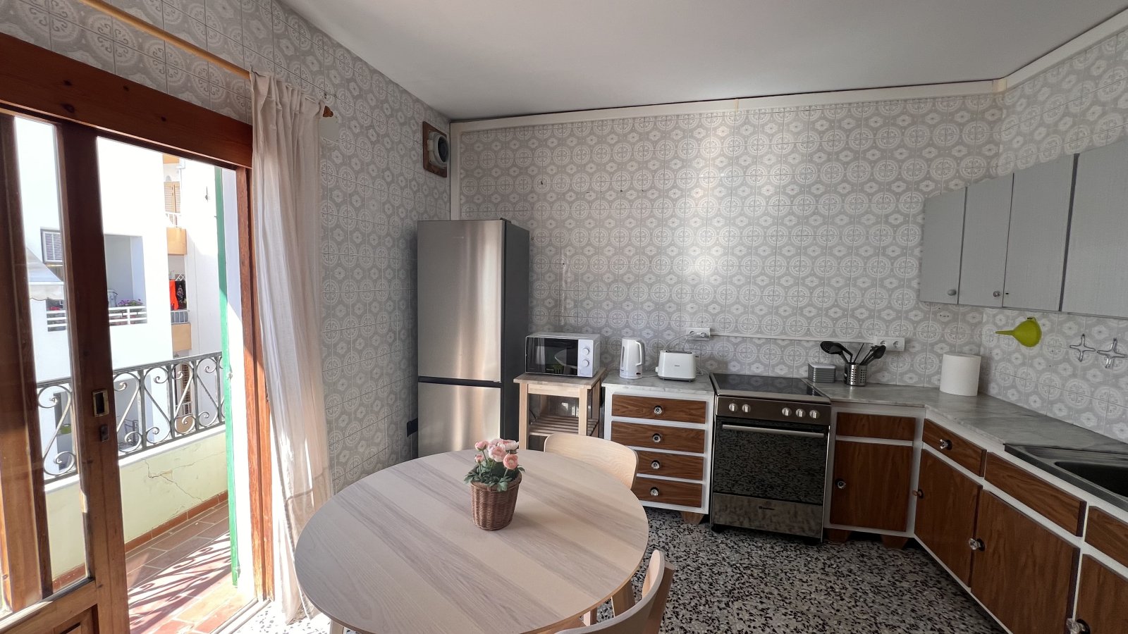 Alquiler de temporada: acogedor apartamento con terraza en el centro de Santa Eulalia del Río (Ibiza).