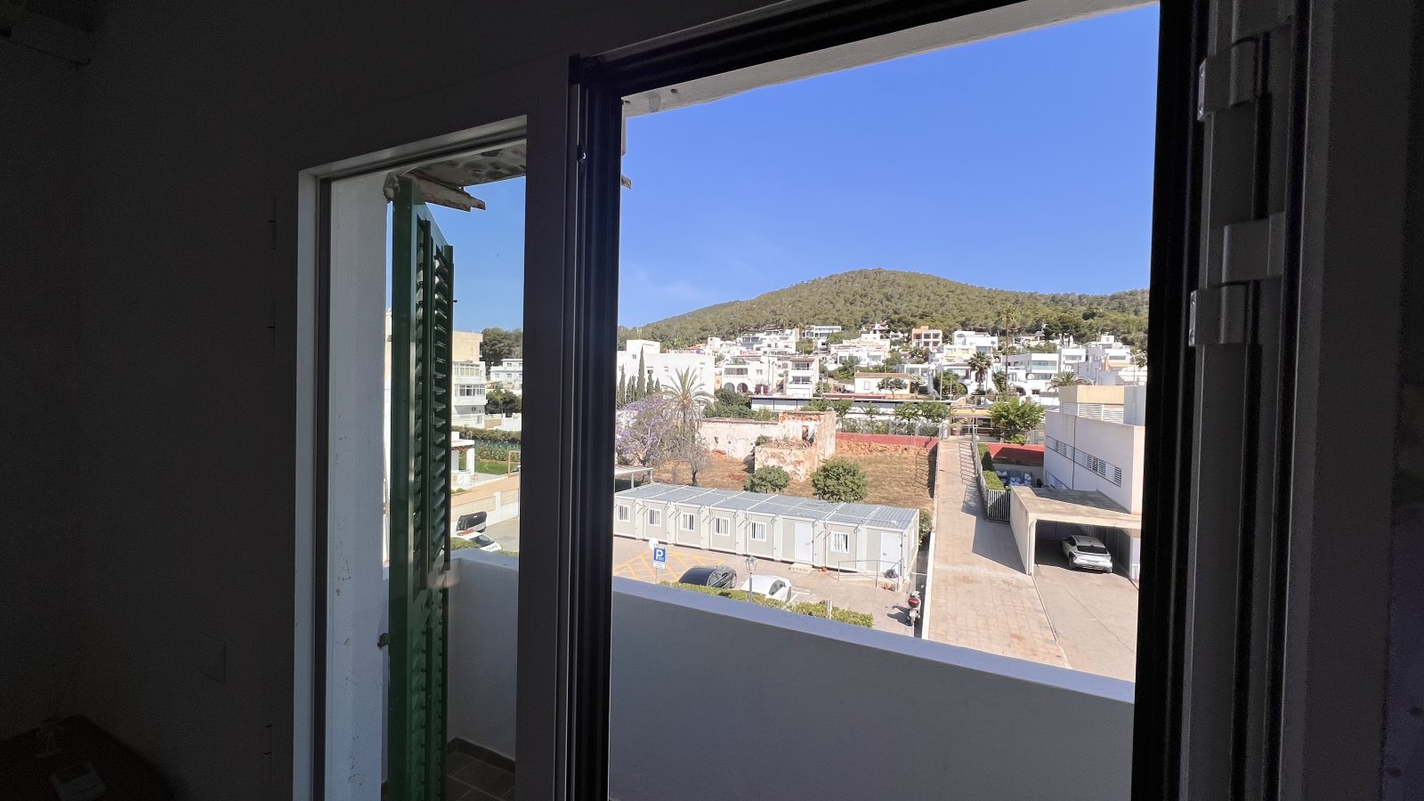 Alquiler de temporada: acogedor apartamento con terraza en el centro de Santa Eulalia del Río (Ibiza).
