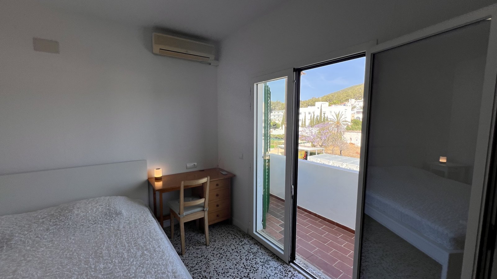 Alquiler de temporada: acogedor apartamento con terraza en el centro de Santa Eulalia del Río (Ibiza).