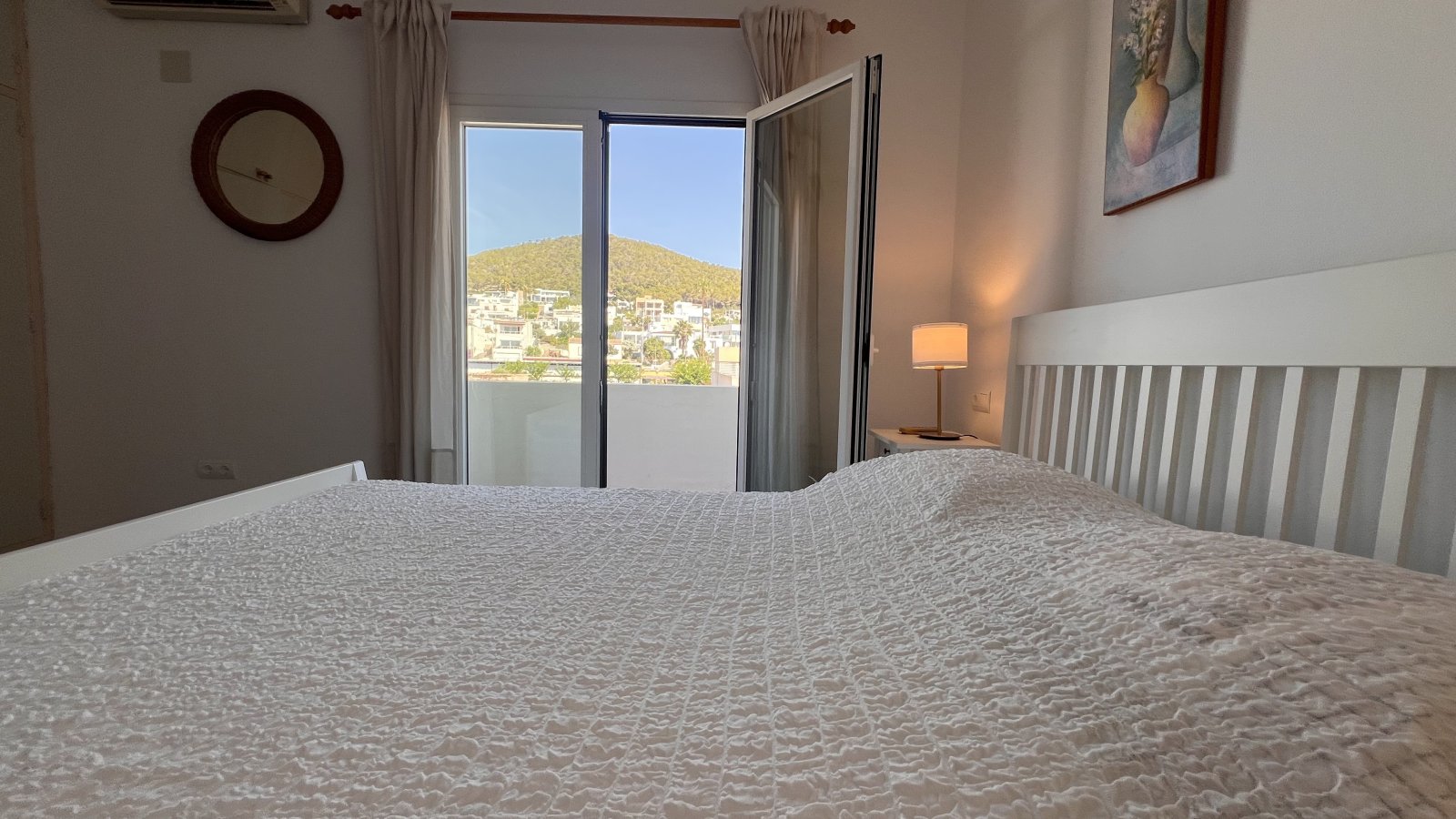 Alquiler de temporada: acogedor apartamento con terraza en el centro de Santa Eulalia del Río (Ibiza).