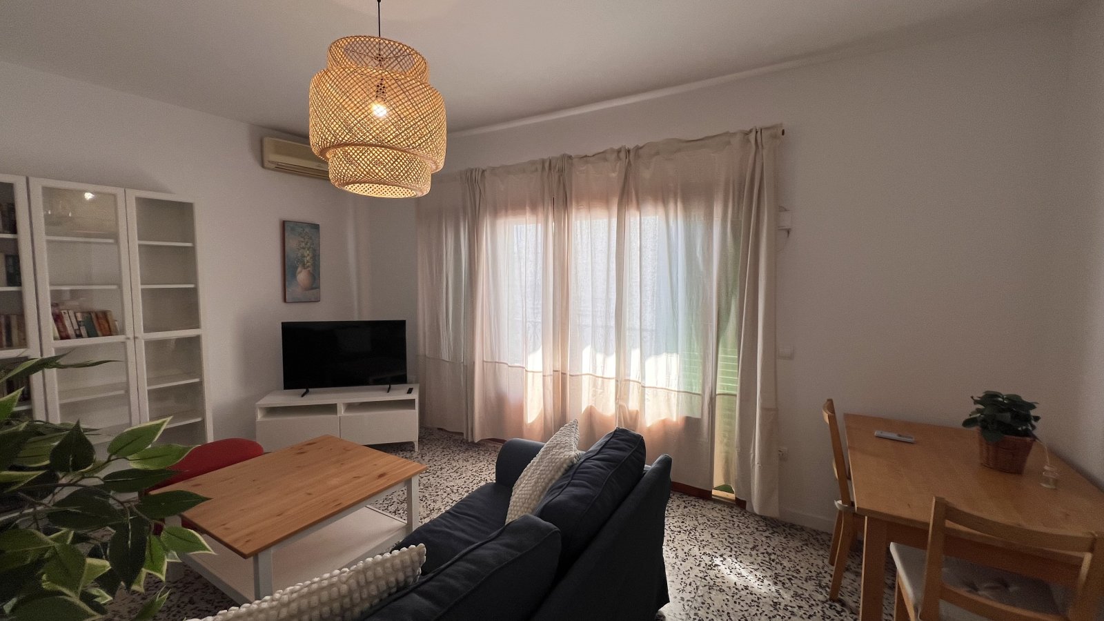 Alquiler de temporada: acogedor apartamento con terraza en el centro de Santa Eulalia del Río (Ibiza).