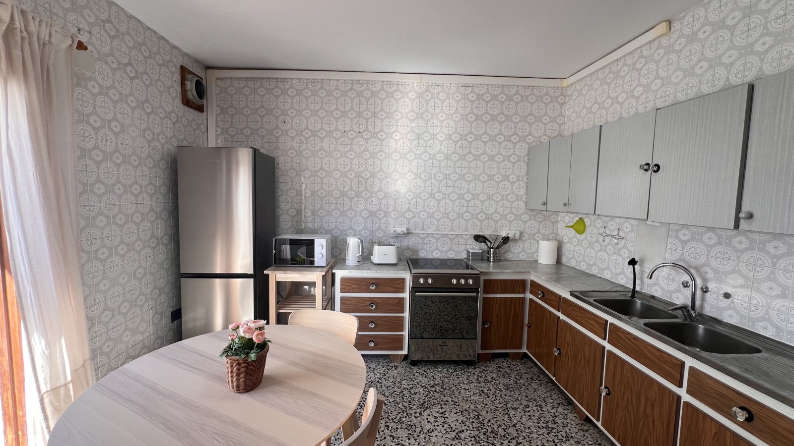 Alquiler de temporada: acogedor apartamento con terraza en el centro de Santa Eulalia del Río (Ibiza).