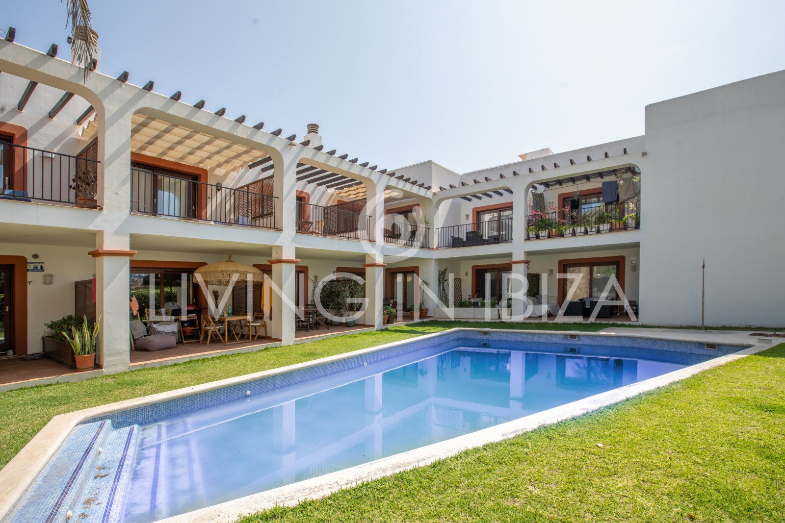 Oportunidad: casa adosada en venta en una privilegiada zona de Ibiza, Illa Plana. A unos pocos metros del mar, recientemente reformada y con piscina  