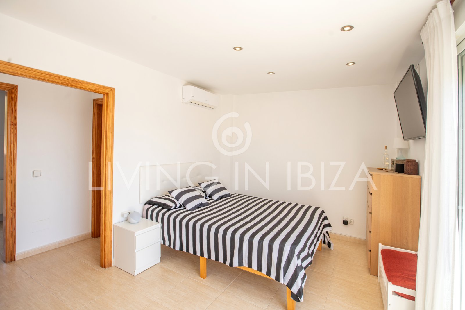 EN VENTA: THE SKY OF IBIZA, vivienda adosada de cuatro plantas (triplex) en Ibiza, zona Can Misses. 4 dormitorios, piscina a 5 minutos del aeropuerto