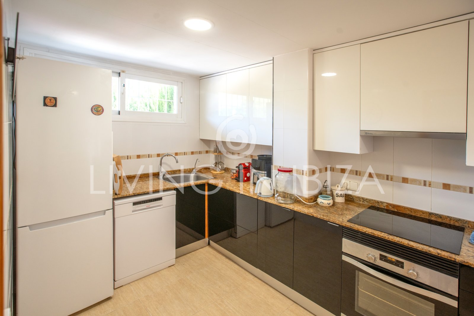 EN VENTA: THE SKY OF IBIZA, vivienda adosada de cuatro plantas (triplex) en Ibiza, zona Can Misses. 4 dormitorios, piscina a 5 minutos del aeropuerto