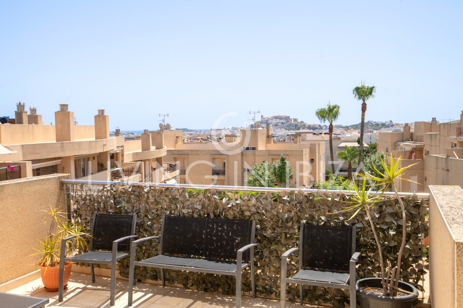 EN VENTA: THE SKY OF IBIZA, vivienda adosada de cuatro plantas (triplex) en Ibiza, zona Can Misses. 4 dormitorios, piscina a 5 minutos del aeropuerto