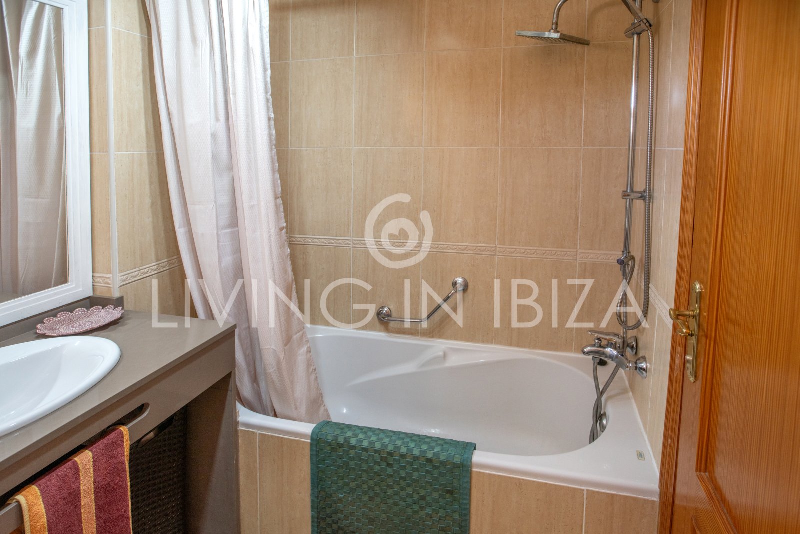 EN VENTA: THE SKY OF IBIZA, vivienda adosada de cuatro plantas (triplex) en Ibiza, zona Can Misses. 4 dormitorios, piscina a 5 minutos del aeropuerto