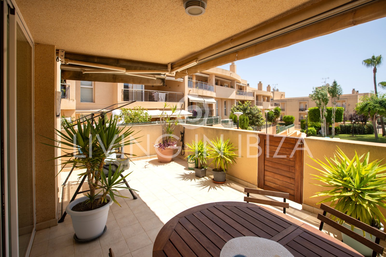 EN VENTA: THE SKY OF IBIZA, vivienda adosada de cuatro plantas (triplex) en Ibiza, zona Can Misses. 4 dormitorios, piscina a 5 minutos del aeropuerto