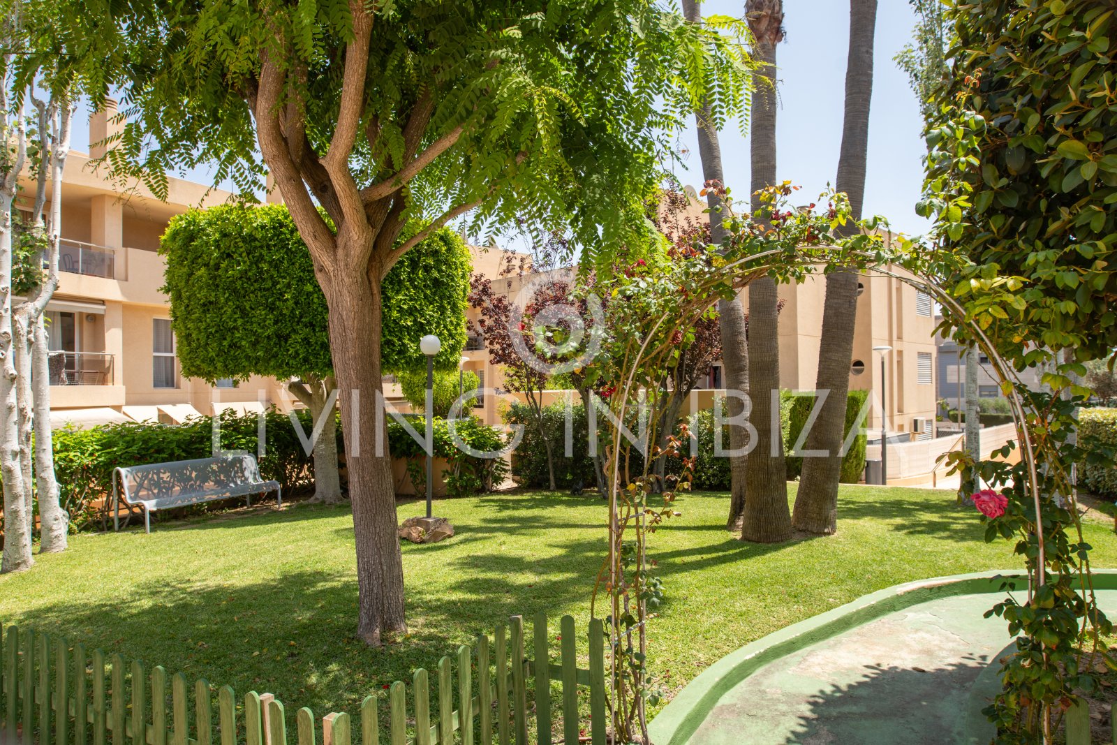 EN VENTA: THE SKY OF IBIZA, vivienda adosada de cuatro plantas (triplex) en Ibiza, zona Can Misses. 4 dormitorios, piscina a 5 minutos del aeropuerto