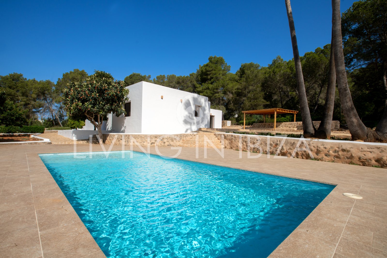 Alquiler a largo plazo anual. Confortable villa renovada con piscina de sal, zona rural tranquila y privada de Santa Gertrudis y San Lorenzo Ibiza