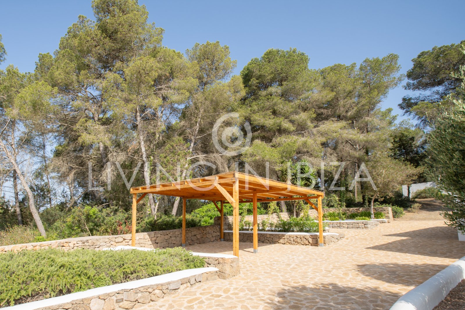 Alquiler a largo plazo anual. Confortable villa renovada con piscina de sal, zona rural tranquila y privada de Santa Gertrudis y San Lorenzo Ibiza
