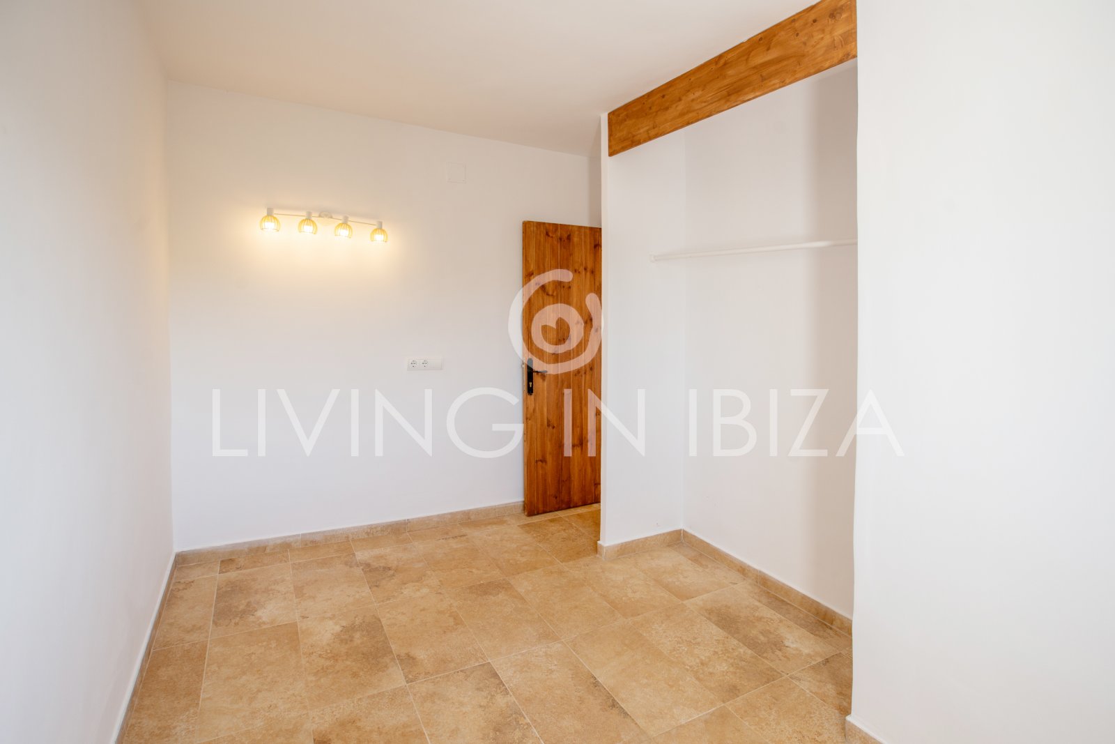 Alquiler a largo plazo anual. Confortable villa renovada con piscina de sal, zona rural tranquila y privada de Santa Gertrudis y San Lorenzo Ibiza