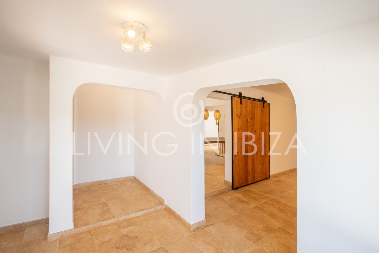 Alquiler a largo plazo anual. Confortable villa renovada con piscina de sal, zona rural tranquila y privada de Santa Gertrudis y San Lorenzo Ibiza