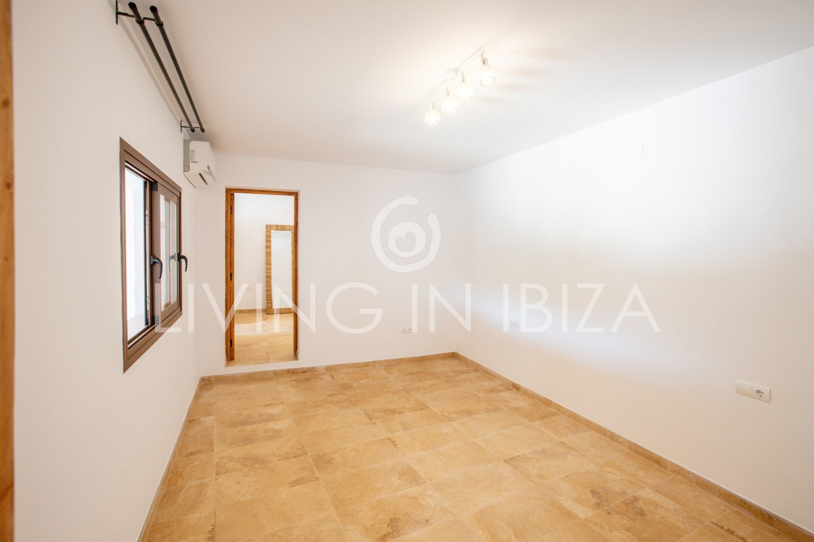 Alquiler a largo plazo anual. Confortable villa renovada con piscina de sal, zona rural tranquila y privada de Santa Gertrudis y San Lorenzo Ibiza