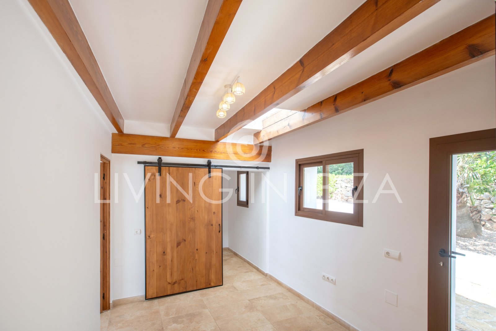 Alquiler a largo plazo anual. Confortable villa renovada con piscina de sal, zona rural tranquila y privada de Santa Gertrudis y San Lorenzo Ibiza