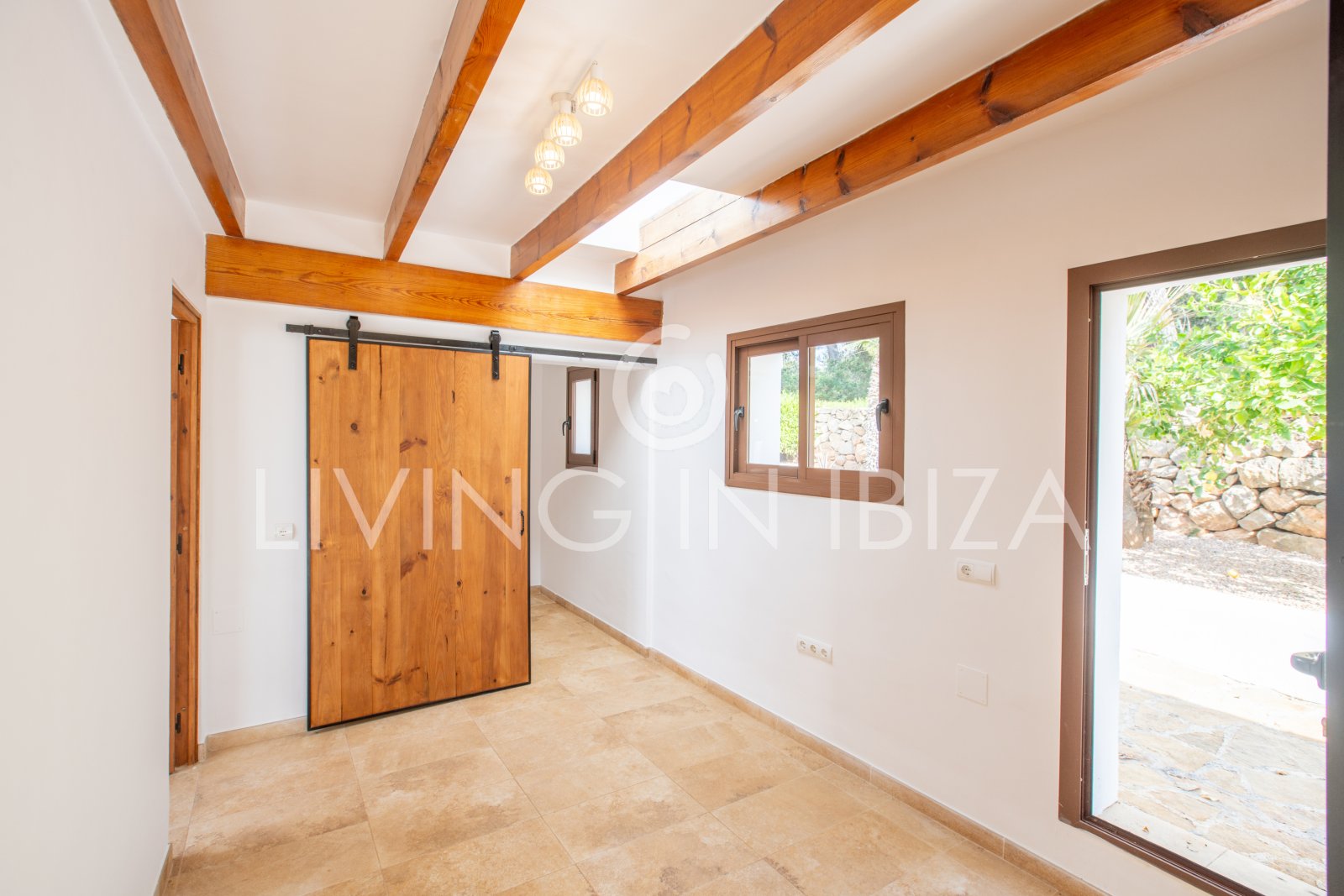 Alquiler a largo plazo anual. Confortable villa renovada con piscina de sal, zona rural tranquila y privada de Santa Gertrudis y San Lorenzo Ibiza