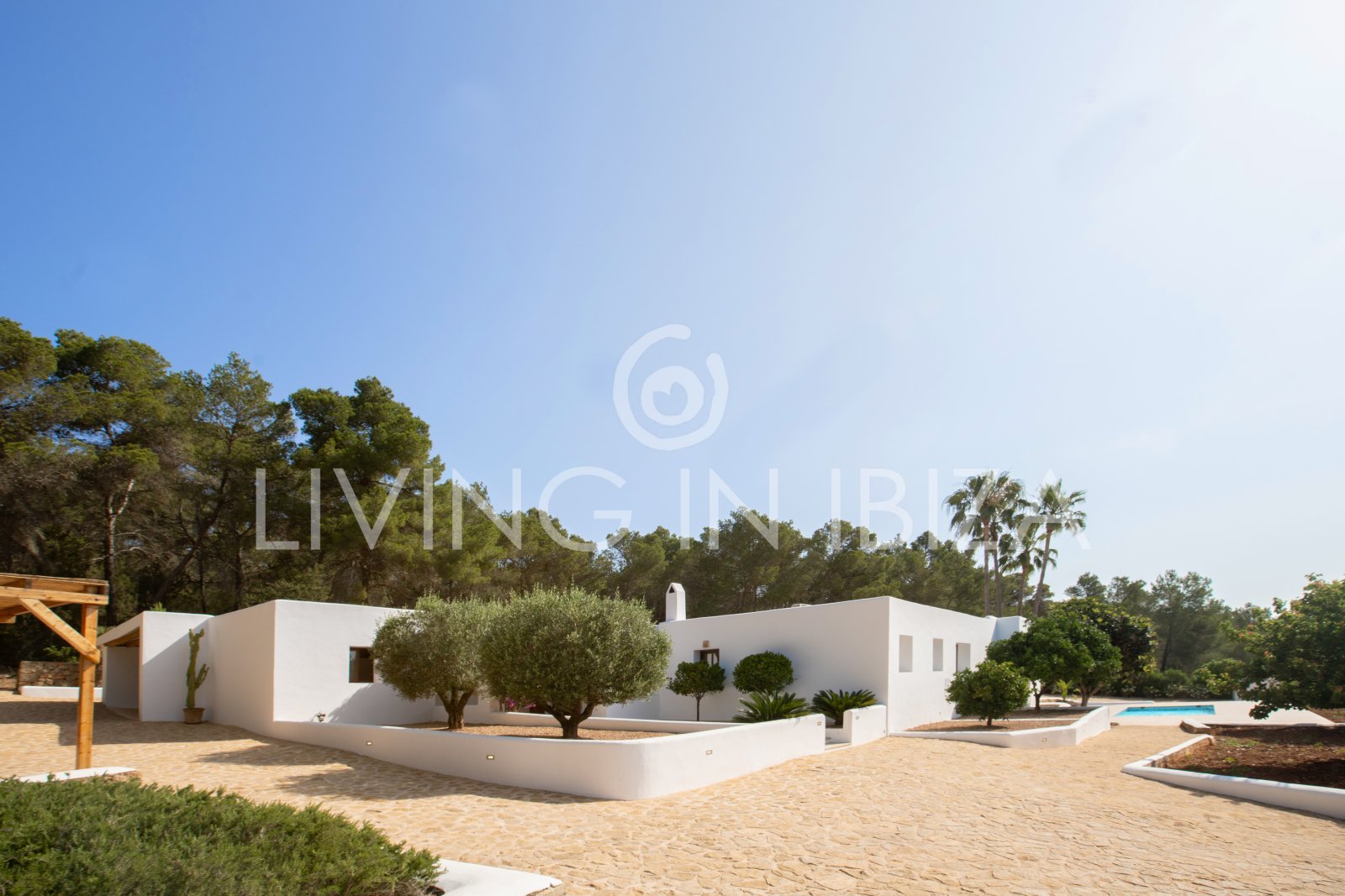 Alquiler a largo plazo anual. Confortable villa renovada con piscina de sal, zona rural tranquila y privada de Santa Gertrudis y San Lorenzo Ibiza