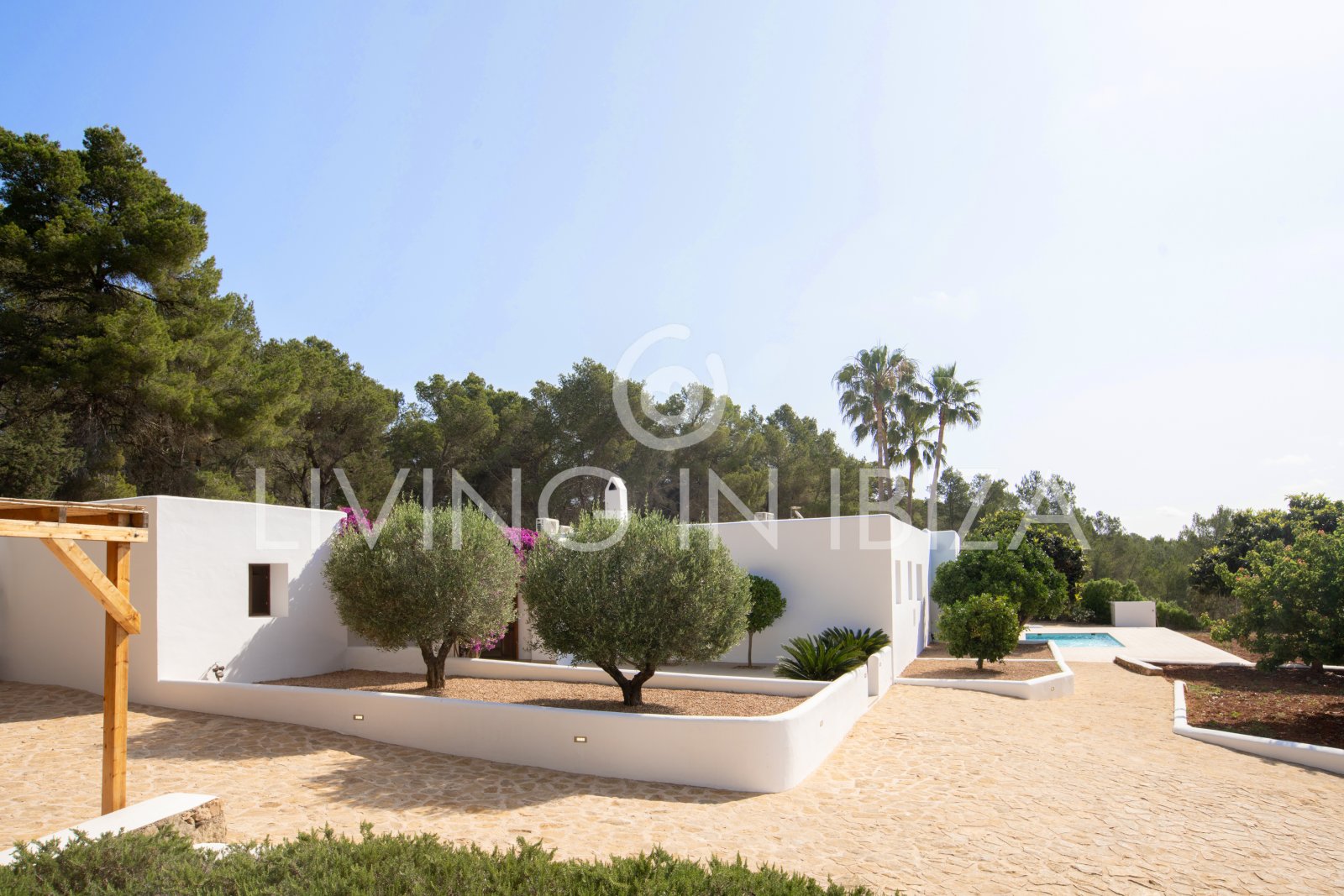 Alquiler a largo plazo anual. Confortable villa renovada con piscina de sal, zona rural tranquila y privada de Santa Gertrudis y San Lorenzo Ibiza