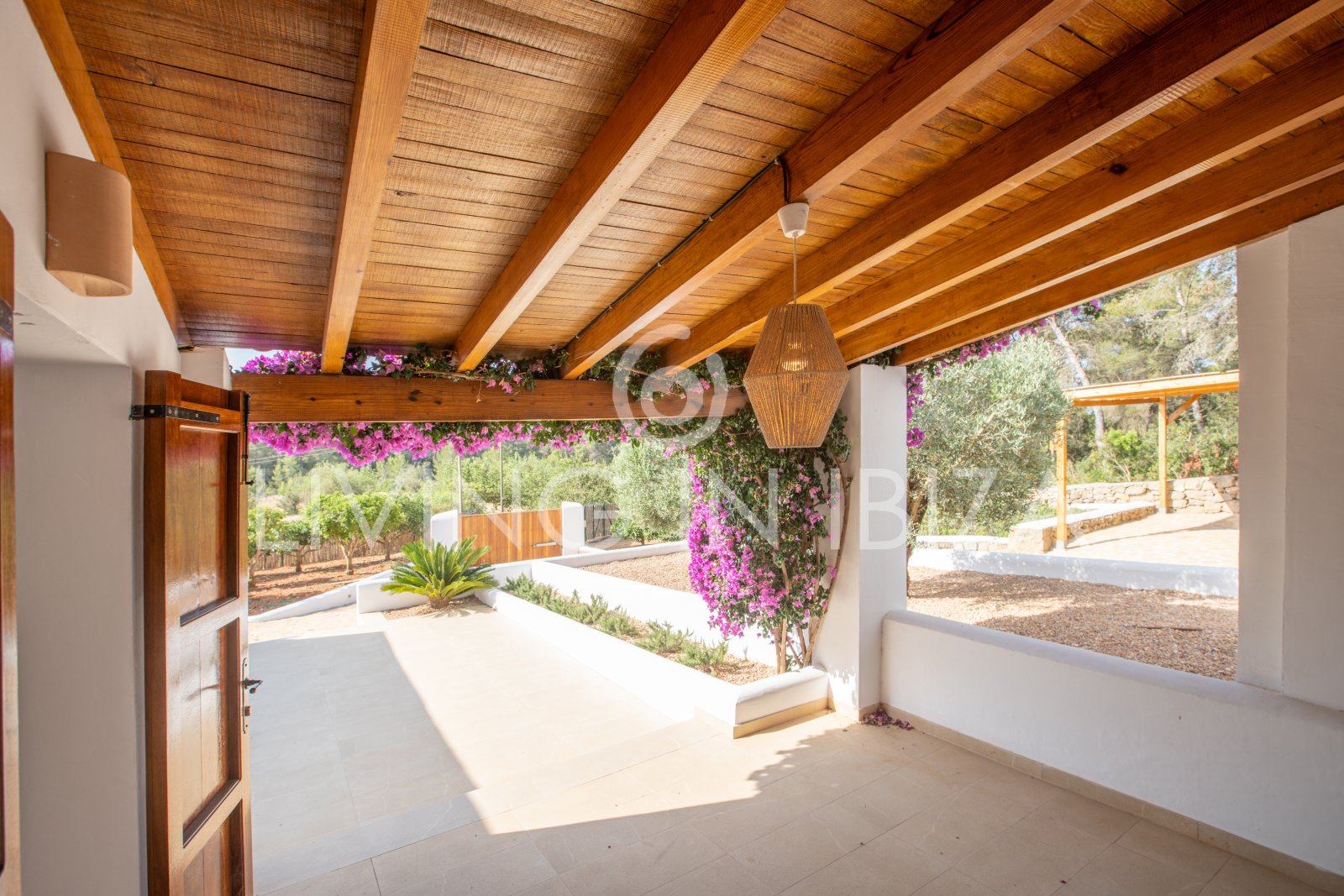 Alquiler a largo plazo anual. Confortable villa renovada con piscina de sal, zona rural tranquila y privada de Santa Gertrudis y San Lorenzo Ibiza