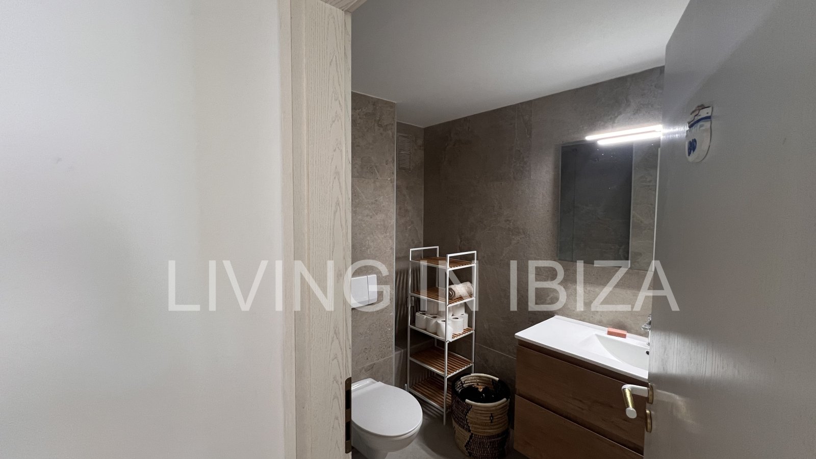 ALQUILER TEMPORAL Encantador apartamento situado en Siesta, Santa Eulalia del Río, en la zona este de la isla de Ibiza. Ofrece vistas espectaculares