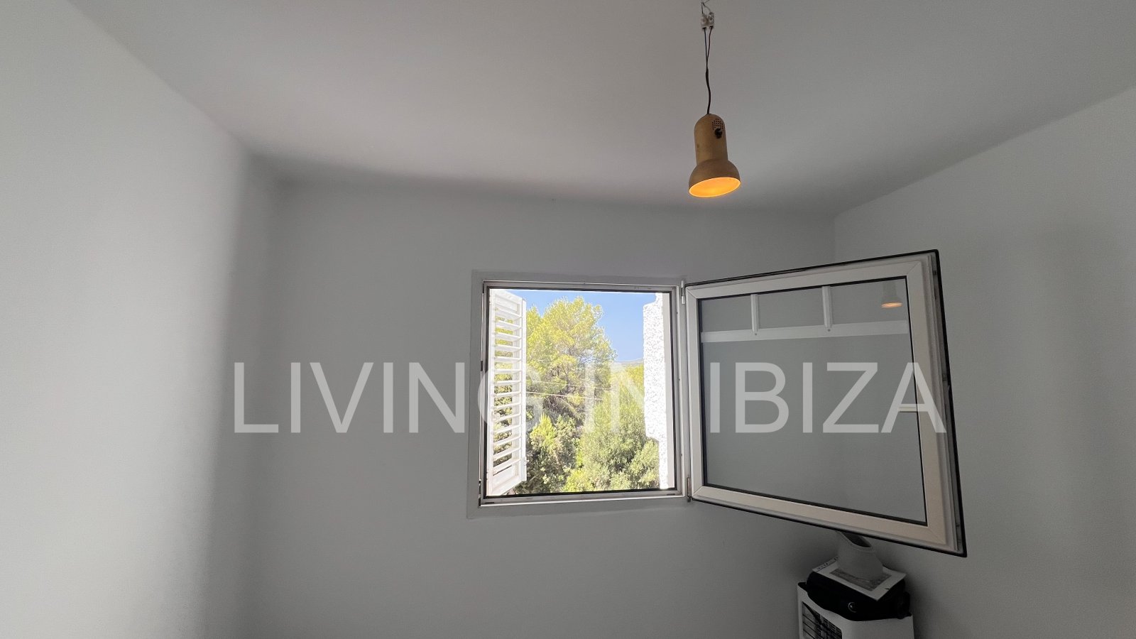 ALQUILER TEMPORAL Encantador apartamento situado en Siesta, Santa Eulalia del Río, en la zona este de la isla de Ibiza. Ofrece vistas espectaculares