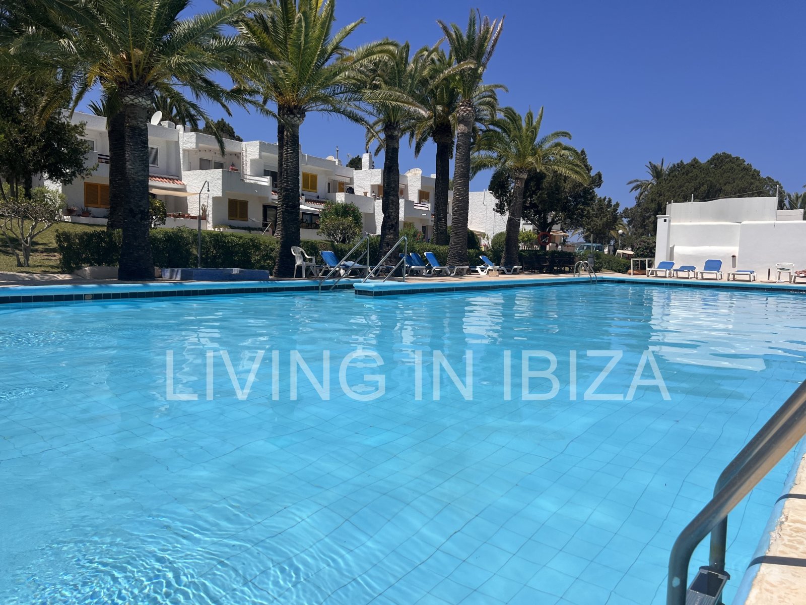 ALQUILER TEMPORAL Encantador apartamento situado en Siesta, Santa Eulalia del Río, en la zona este de la isla de Ibiza. Ofrece vistas espectaculares