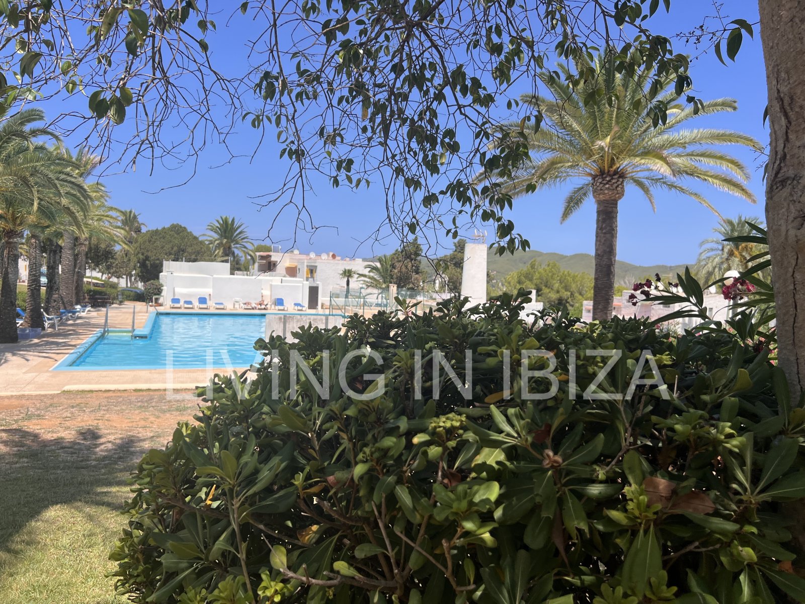 ALQUILER TEMPORAL Encantador apartamento situado en Siesta, Santa Eulalia del Río, en la zona este de la isla de Ibiza. Ofrece vistas espectaculares