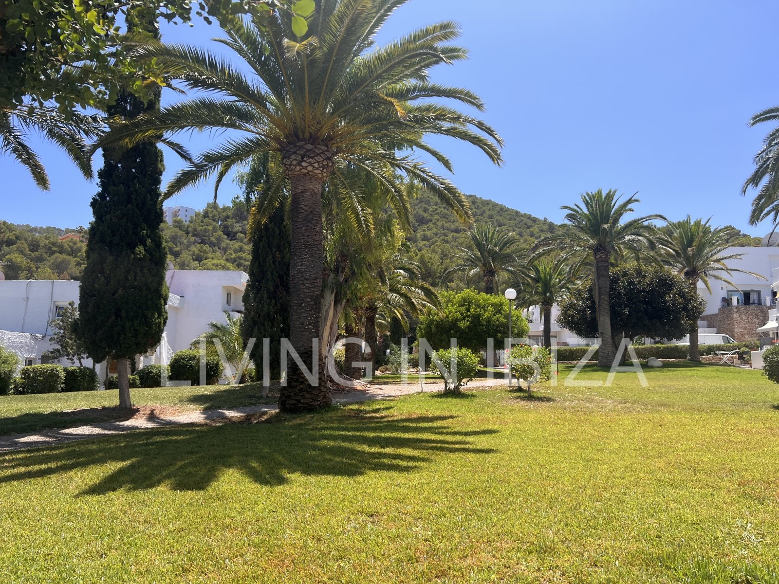 ALQUILER TEMPORAL Encantador apartamento situado en Siesta, Santa Eulalia del Río, en la zona este de la isla de Ibiza. Ofrece vistas espectaculares