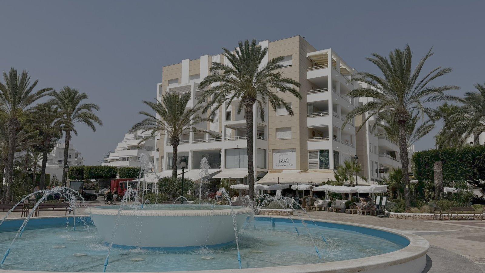Amplio y luminoso local comercial con terraza, plazas de parking, venta o alquiler, ubicación privilegiada Paseo Marítimo Santa Eulalia del Rio, Ibiza 