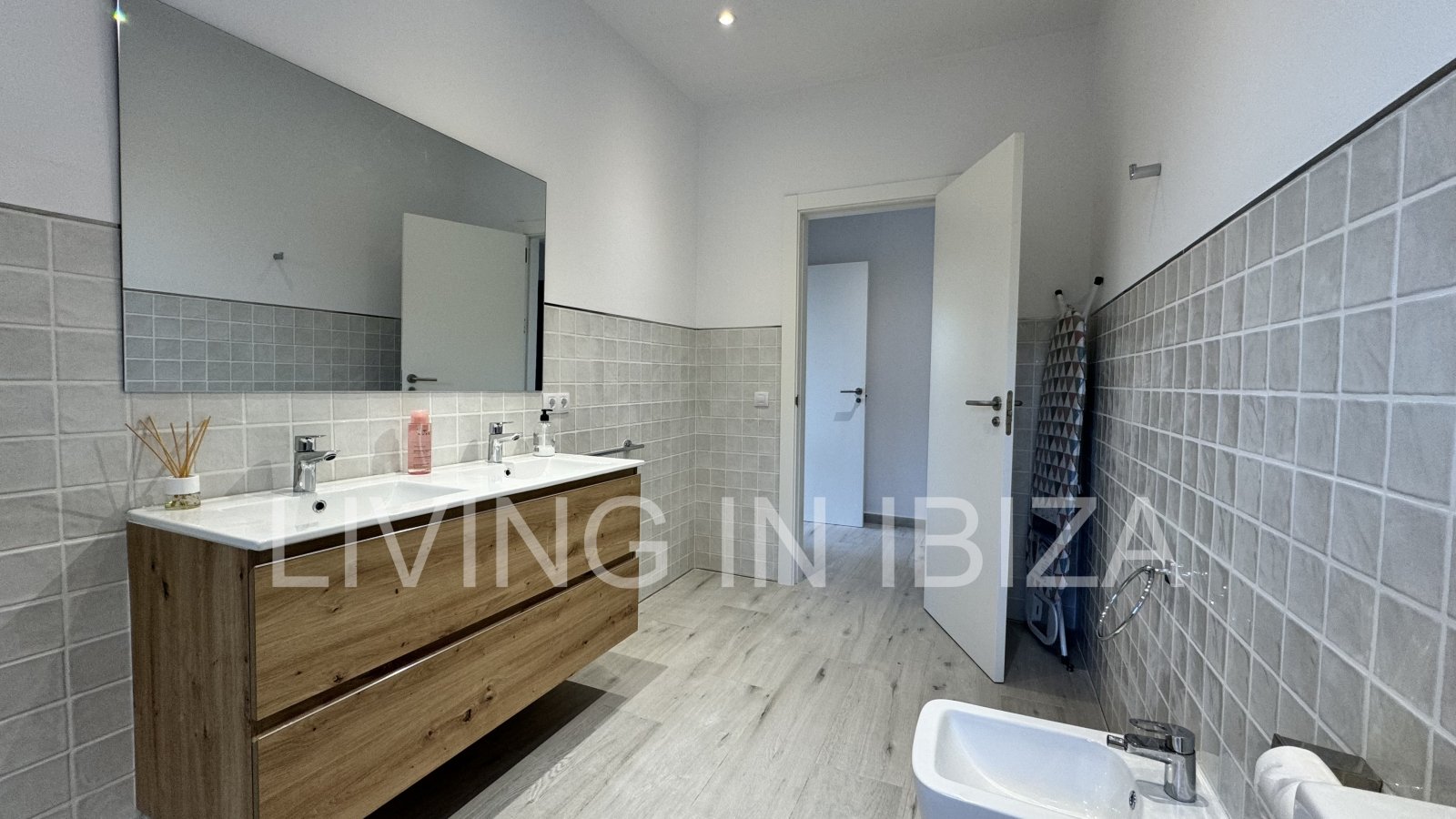 Se Alquila. Casa unifamiliar independiente en San Vicente, Ibiza. Aproximadamente 140 m2 sobre un terreno de unos 1.000 m2 Sin vecinos cercanos