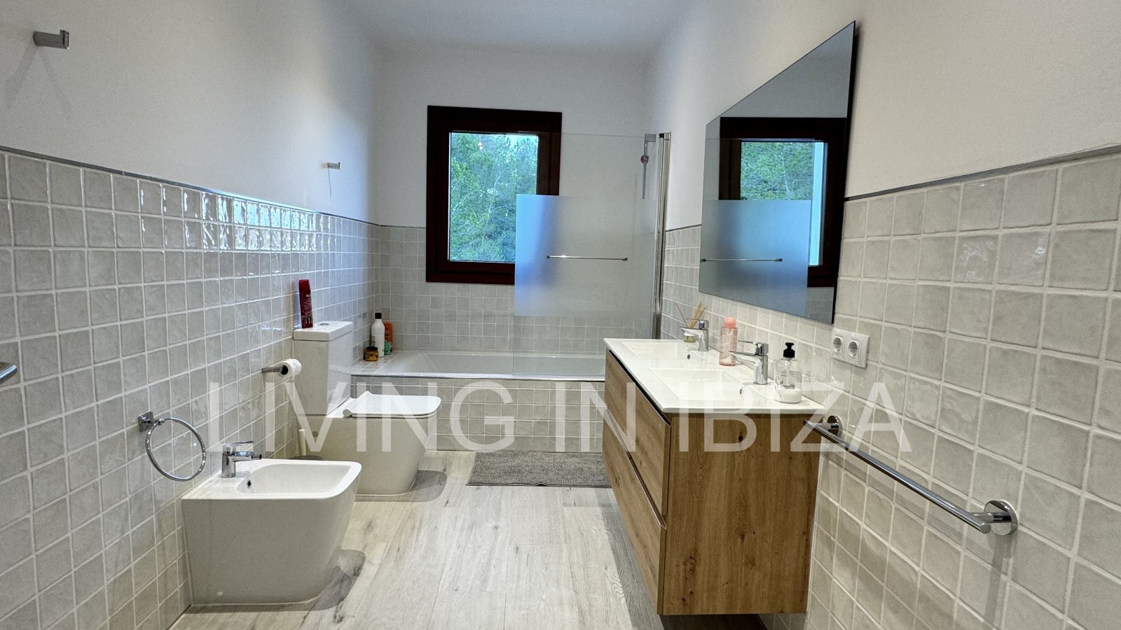 Se Alquila. Casa unifamiliar independiente en San Vicente, Ibiza. Aproximadamente 140 m2 sobre un terreno de unos 1.000 m2 Sin vecinos cercanos