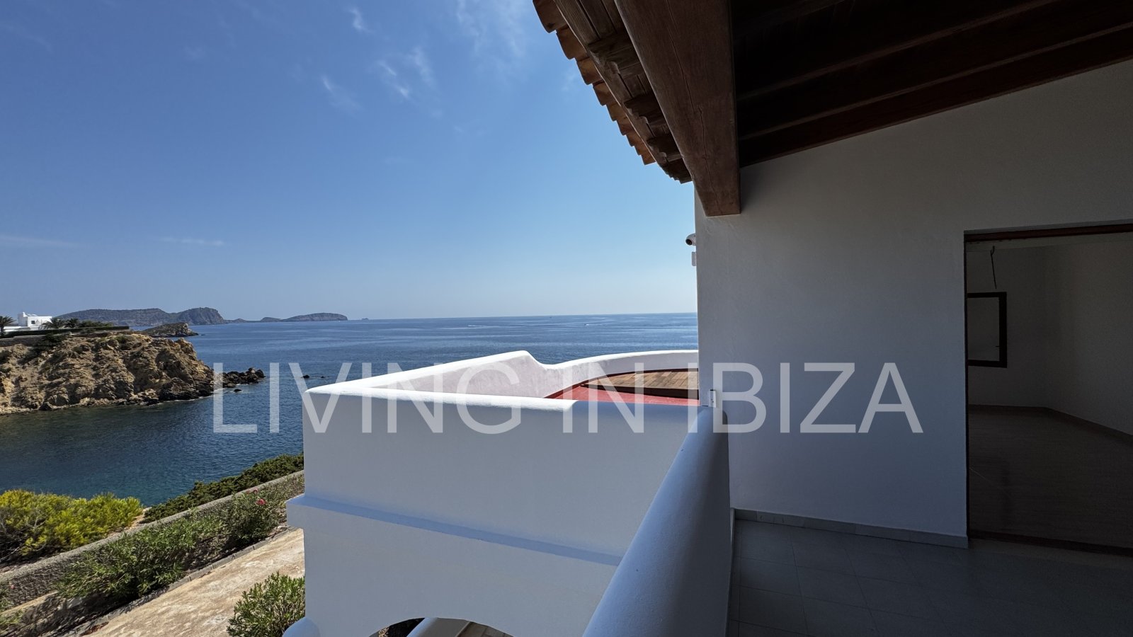 ALQUILER ANUAL. Chalet independiente en Es Canar, Santa Eulalia, Ibiza. Piscina climatizada. Vistas abiertas al Mar Mediterráneo