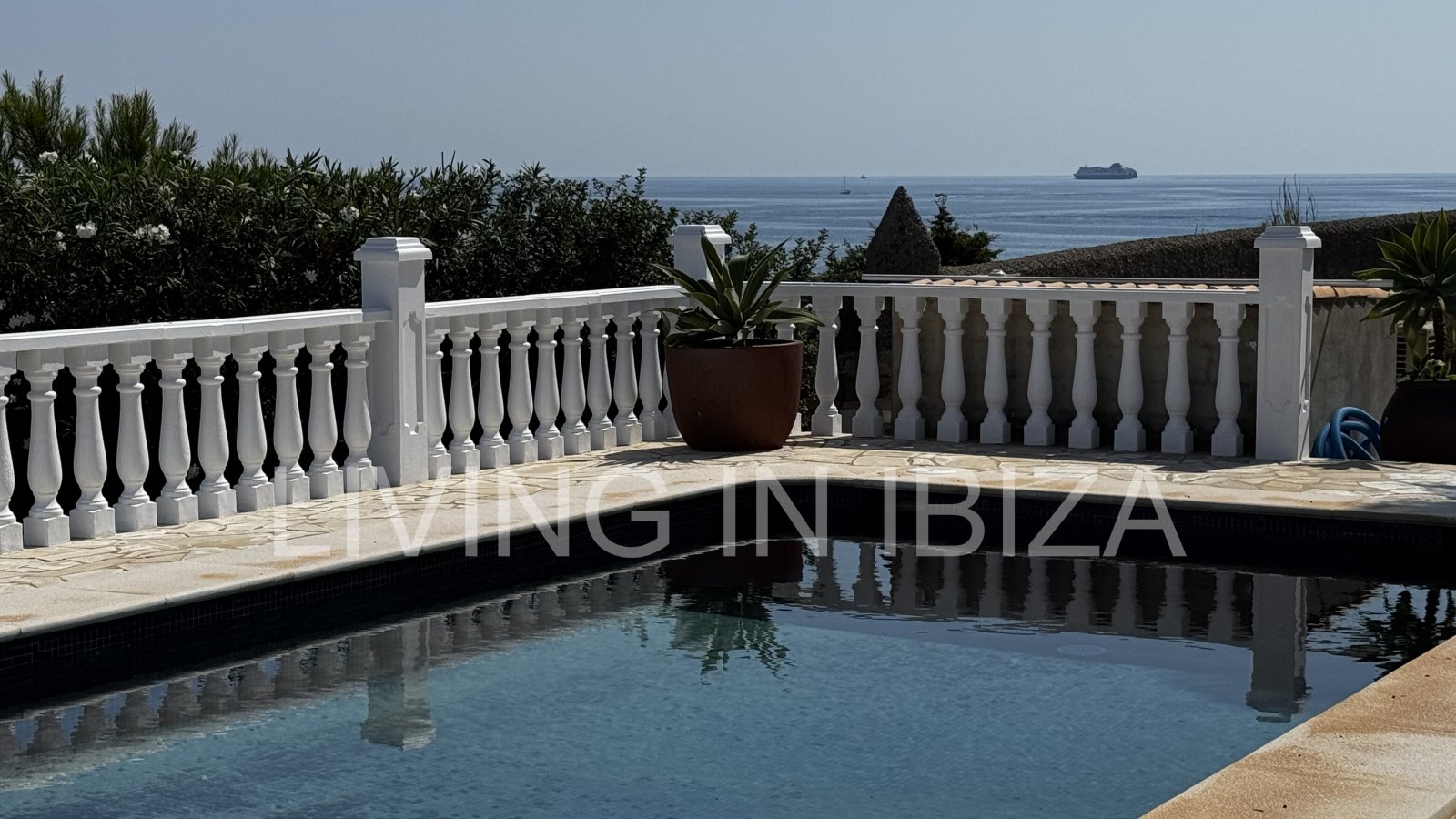 ALQUILER ANUAL. Chalet independiente en Es Canar, Santa Eulalia, Ibiza. Piscina climatizada. Vistas abiertas al Mar Mediterráneo