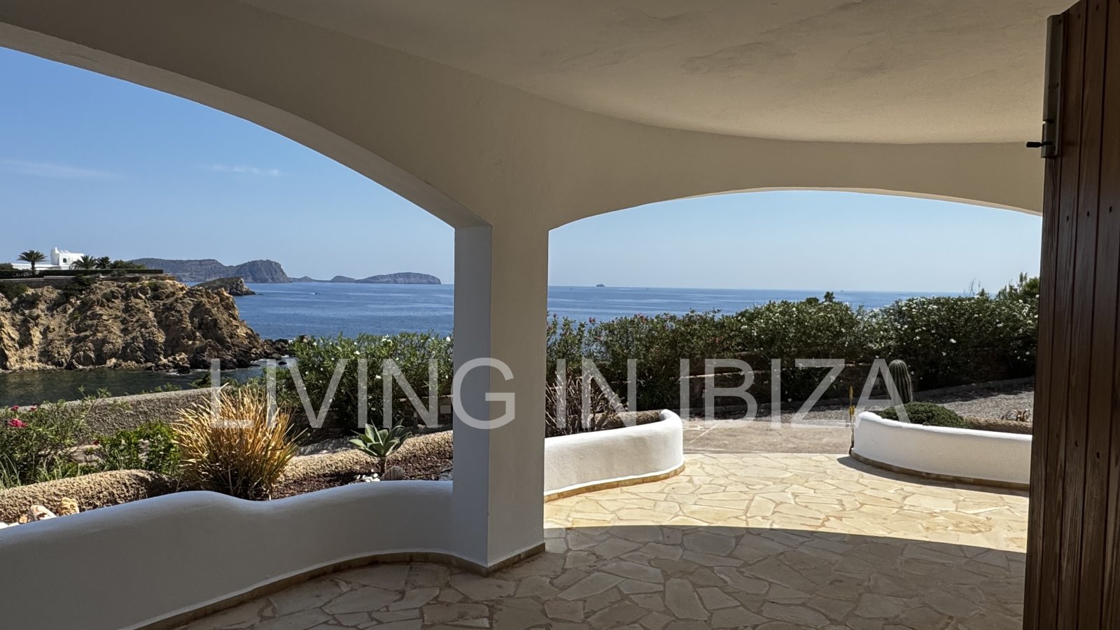 ALQUILER ANUAL. Chalet independiente en Es Canar, Santa Eulalia, Ibiza. Piscina climatizada. Vistas abiertas al Mar Mediterráneo