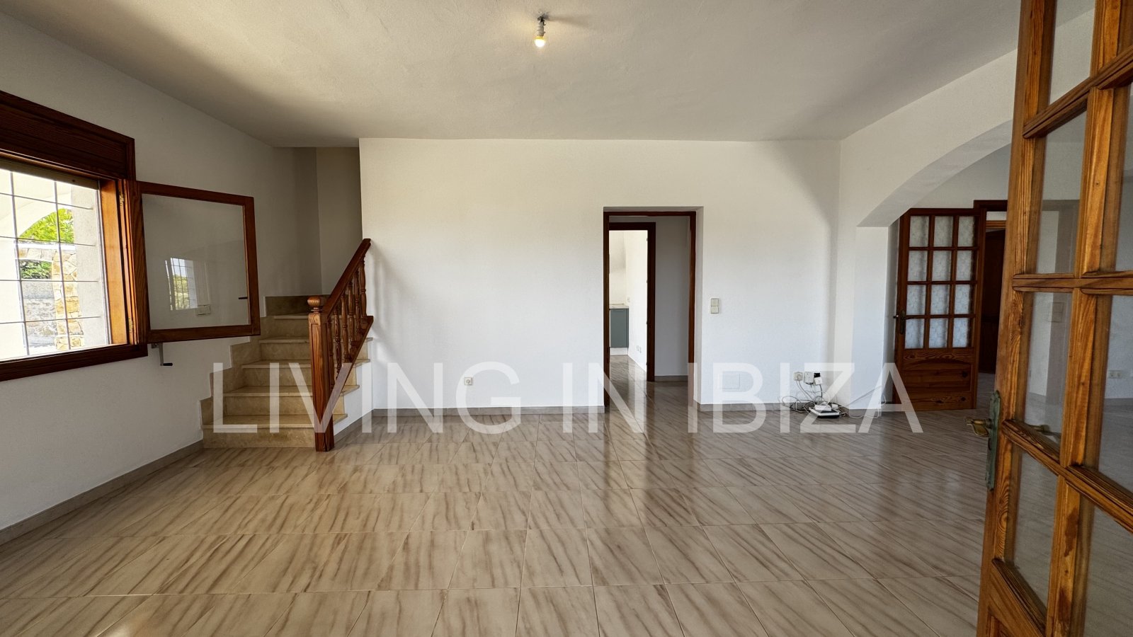 ALQUILER ANUAL. Chalet independiente en Es Canar, Santa Eulalia, Ibiza. Piscina climatizada. Vistas abiertas al Mar Mediterráneo