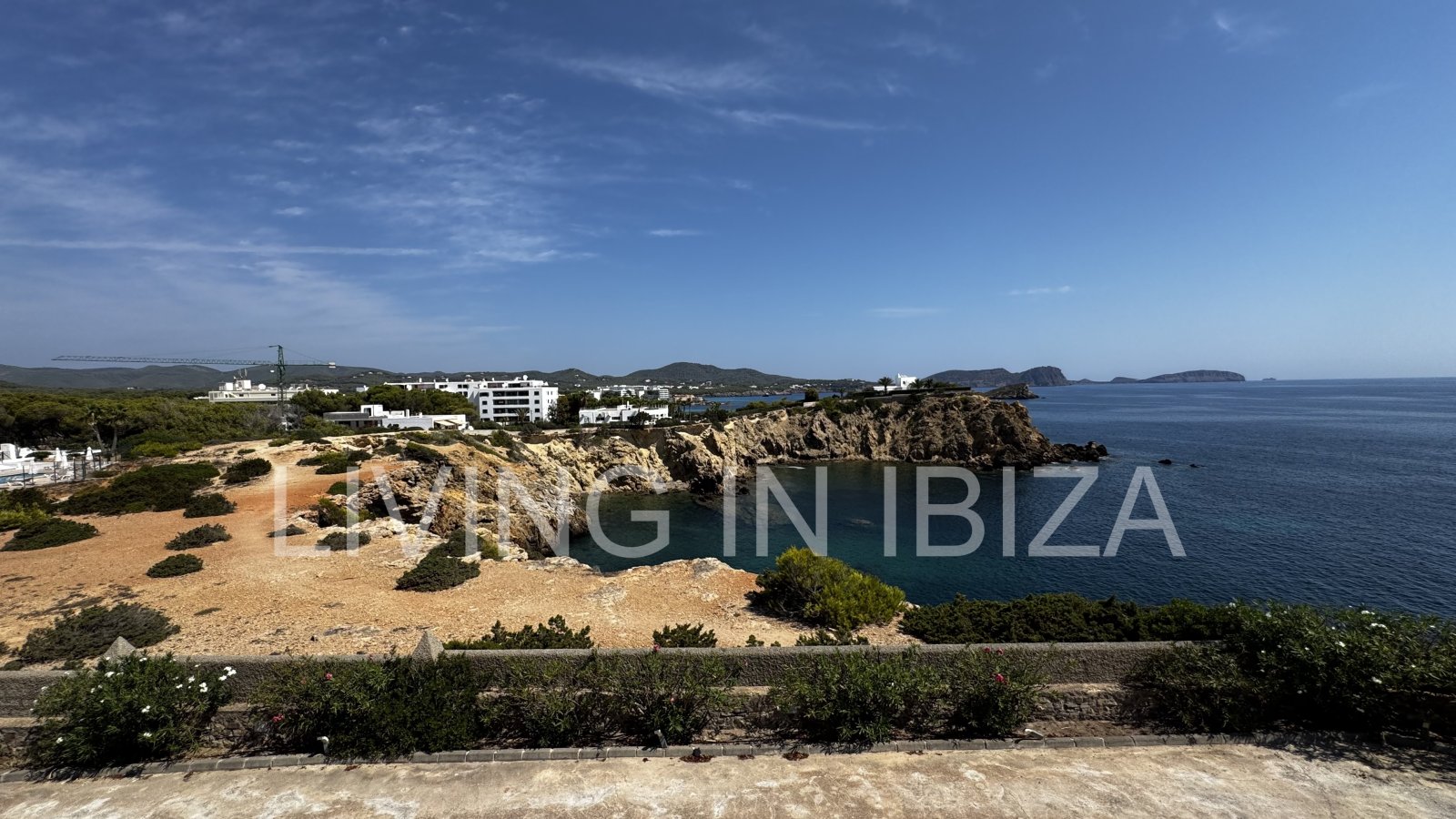 ALQUILER ANUAL. Chalet independiente en Es Canar, Santa Eulalia, Ibiza. Piscina climatizada. Vistas abiertas al Mar Mediterráneo
