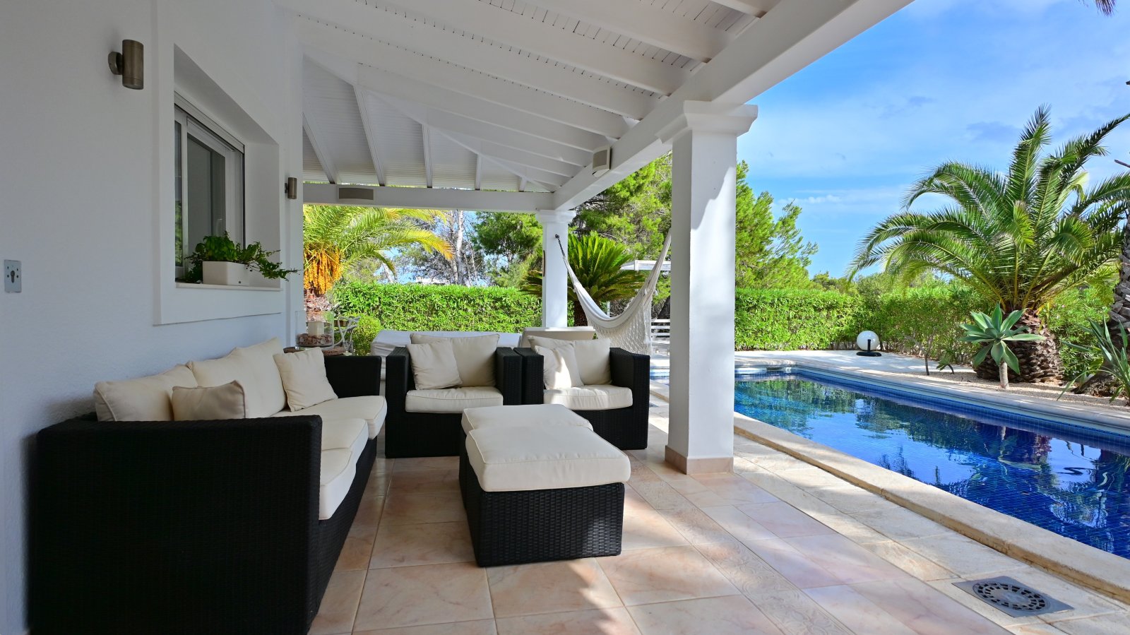 Cala Llenya: A la venta LA MAISON: encantadora villa de 3 habitaciones en Cala Llenya, Ibiza. Con piscina climatizada y ubicada a pocos metros de la playa de Cala  