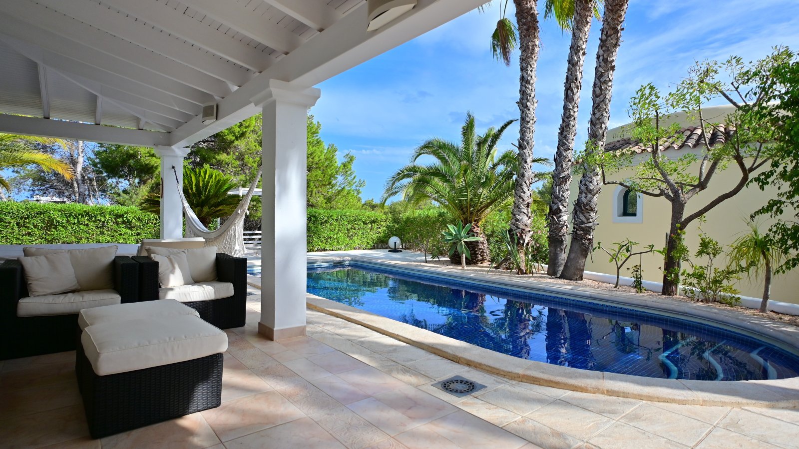 A la venta LA MAISON: encantadora villa de 3 habitaciones en Cala Llenya, Ibiza. Con piscina climatizada y ubicada a pocos metros de la playa de Cala 