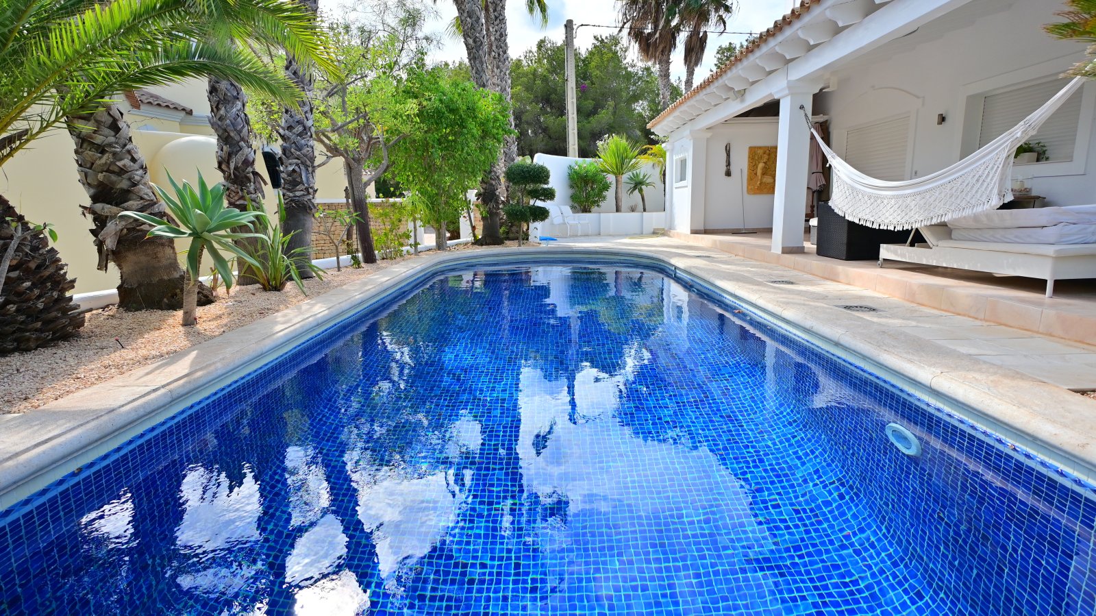 A la venta LA MAISON: encantadora villa de 3 habitaciones en Cala Llenya, Ibiza. Con piscina climatizada y ubicada a pocos metros de la playa de Cala 