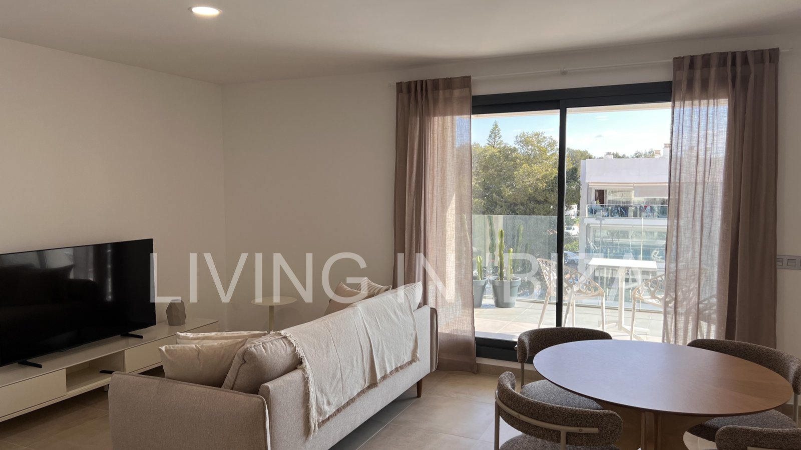 Penthouse Tagomago, es un atractivo y moderno ático nuevo a estrenar sin amueblar en urbanización de lujo en la ciudad de Santa Eulalia del Río